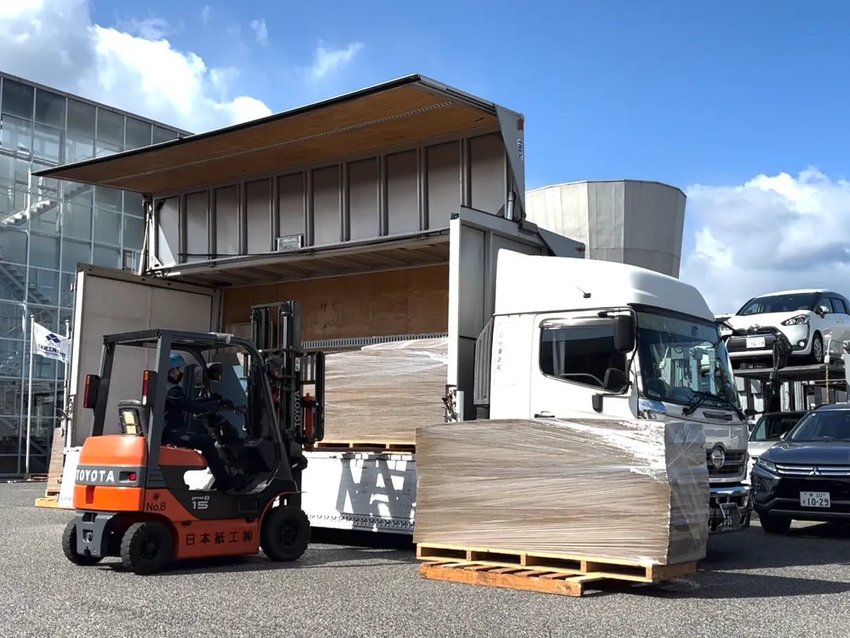 トラックに段ボールを積んで出荷する様子-日本紙工株式会社