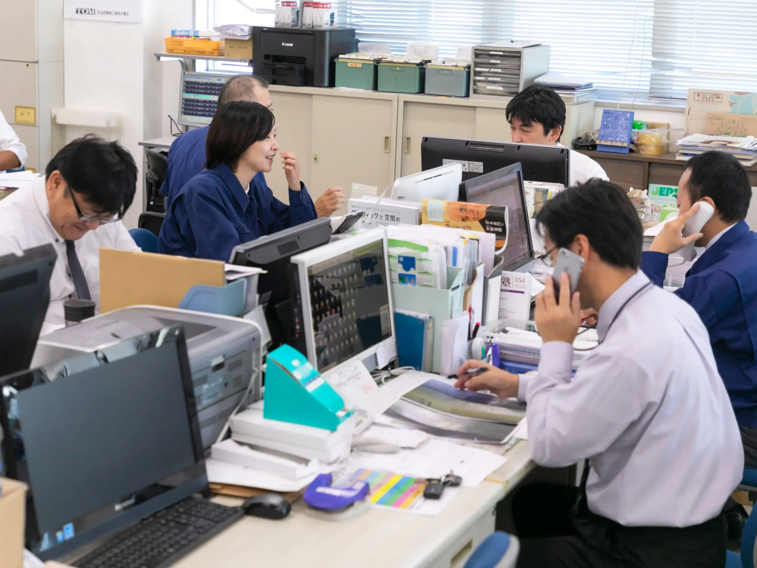 営業・営業事務のオフィスでの様子