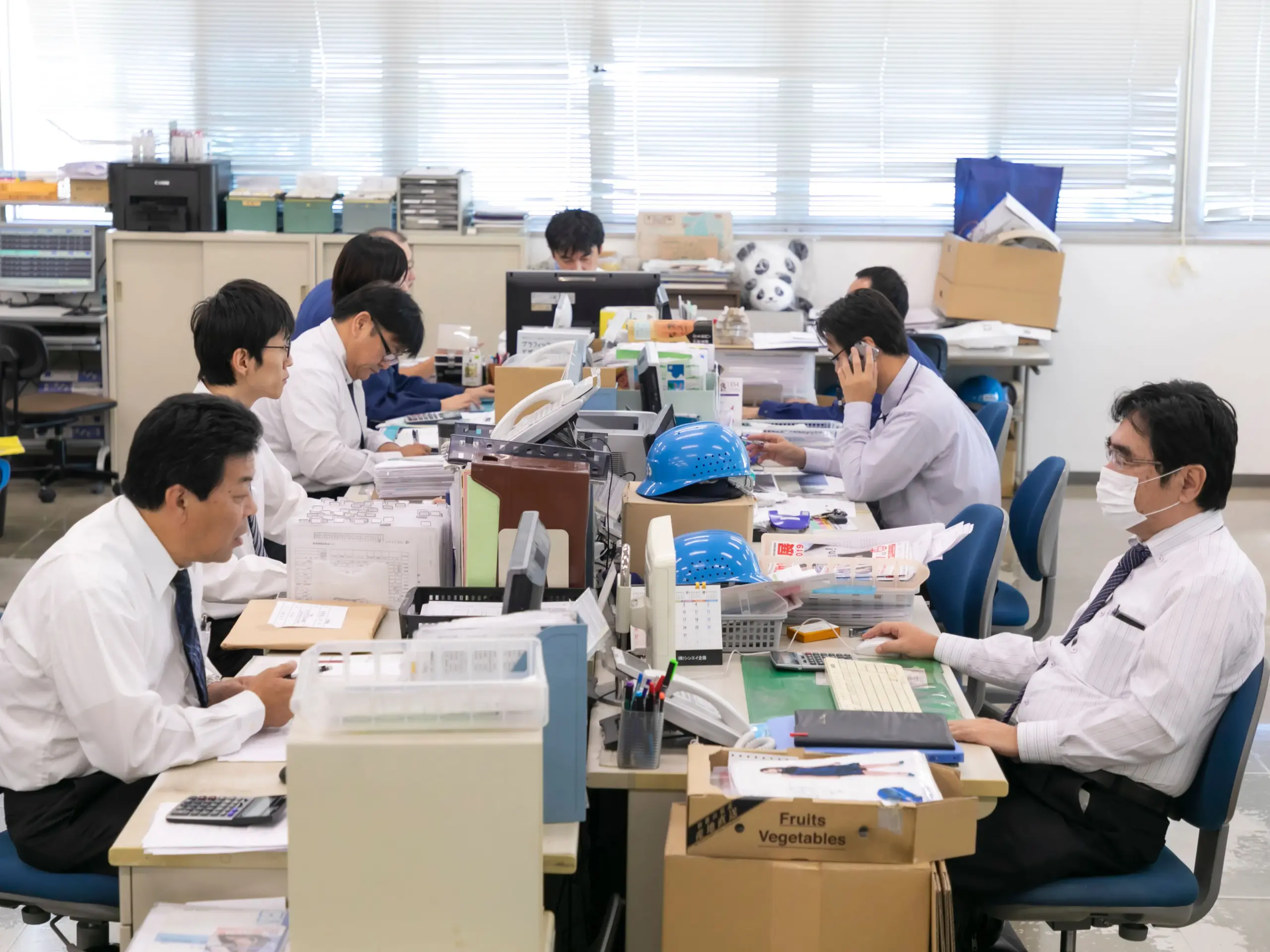 営業・営業事務のオフィスでの様子-自席に座っている様子
